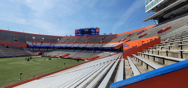 世体：对巴萨比赛中西蒙尼身穿运动服而非西服，引发网络讨论.